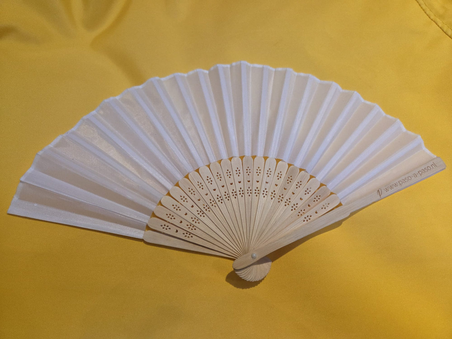 Witte Flamenco Waaier – Elegantie in Beweging